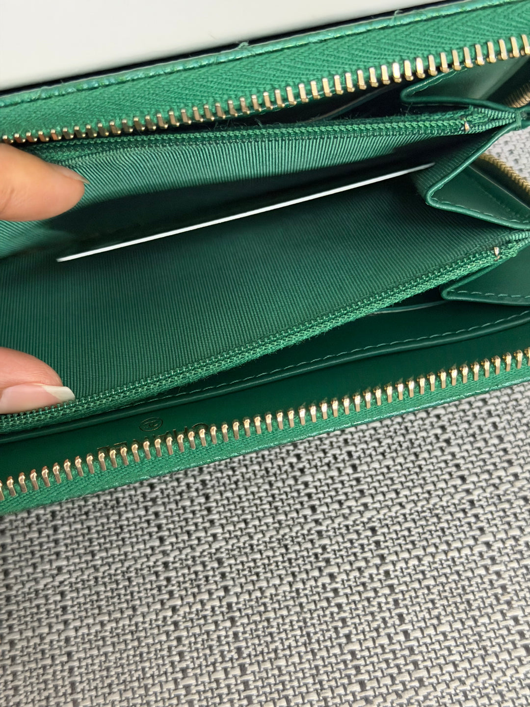 CHANEL series 25 18S collection Emerald Green Caviar LGHW Full size Zipped Wallet