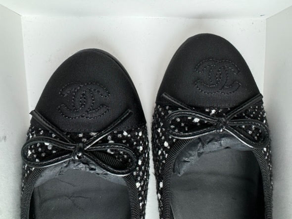 CHANEL Tweed Ballerina in Blaco and Ecru size EU 37.5