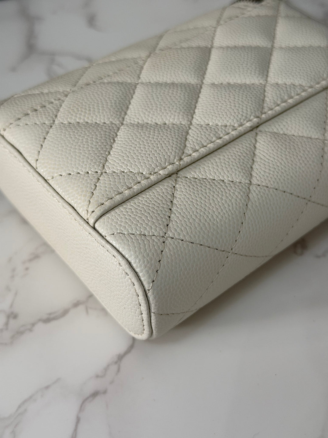 CHANEL White Caviar LGHW Vanity with Chain