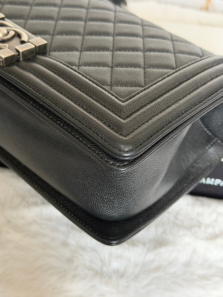 CHANEL series 25 Black Caviar Ruthenium Hardware Old Medium Le Boy Bag 25 cms 2018