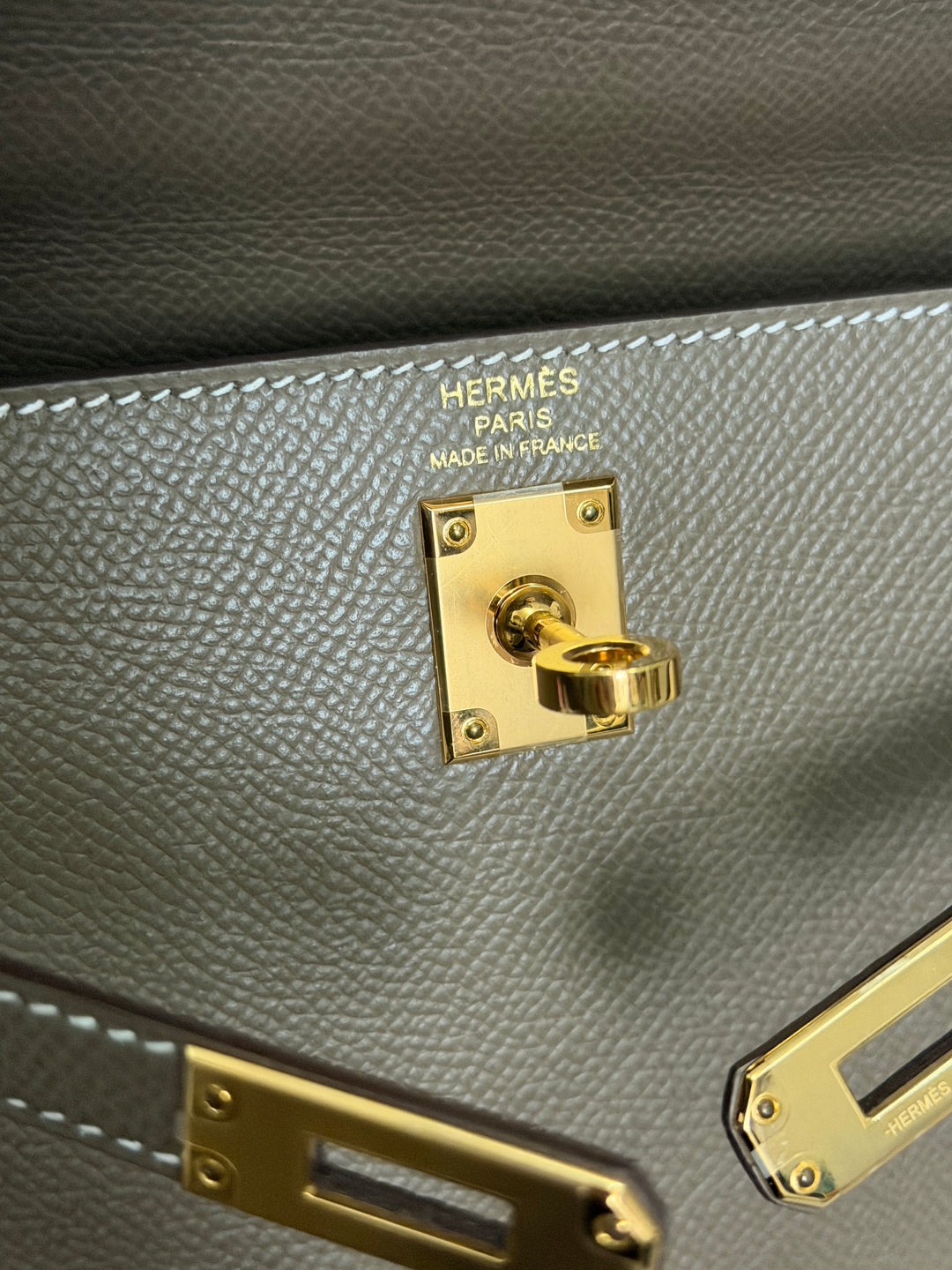 HERMÈS Kelly 25 Etoupe Epsom Leather Sellier GHW Stamp Z 2021 Pristine