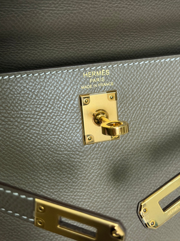 HERMÈS Kelly 25 Etoupe Epsom Leather Sellier GHW Stamp Z 2021 Pristine