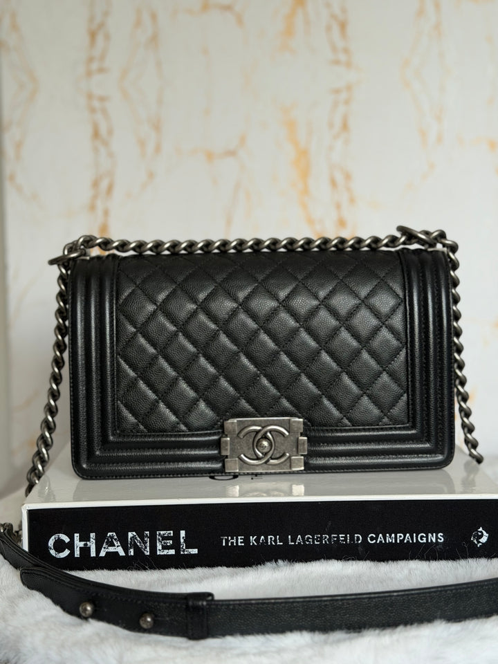 CHANEL series 25 Black Caviar Ruthenium Hardware Old Medium Le Boy Bag 25 cms 2018