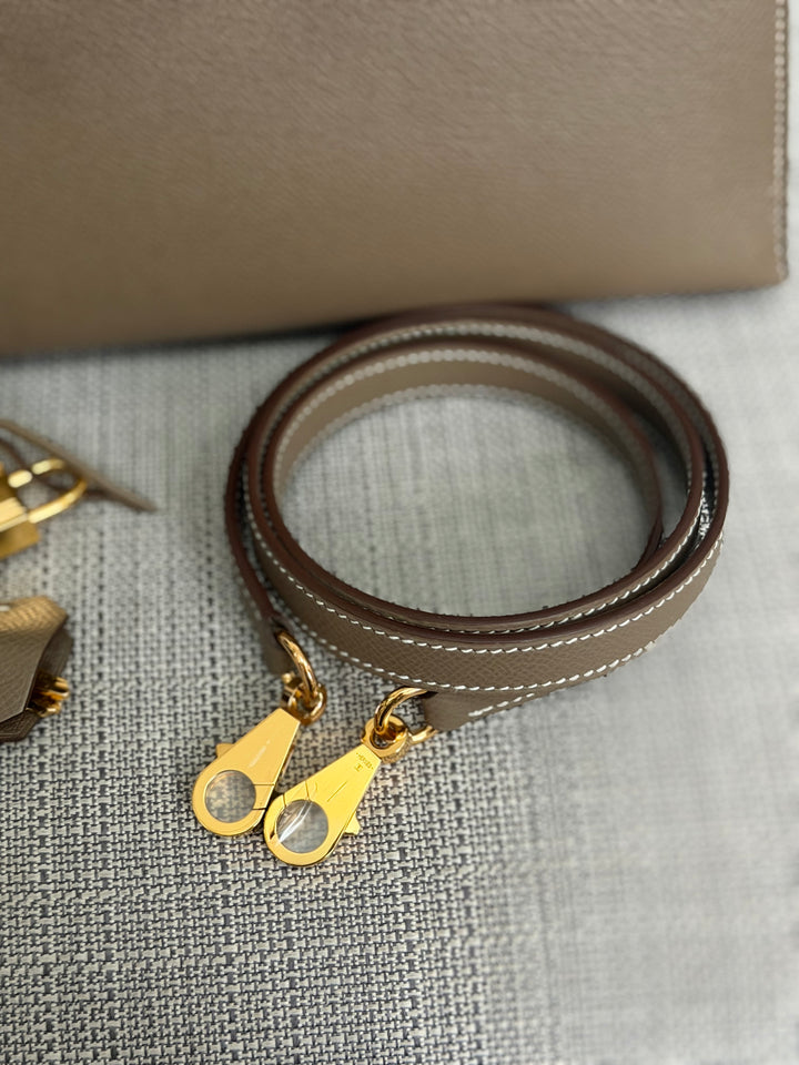HERMÈS Kelly 25 Etoupe Epsom Leather Sellier GHW Stamp Z 2021 Pristine