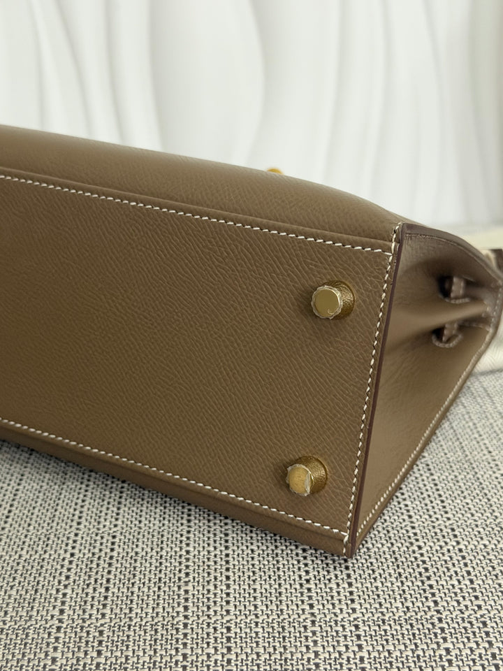 HERMÈS Kelly 25 Etoupe Epsom Leather Sellier GHW Stamp Z 2021 Pristine