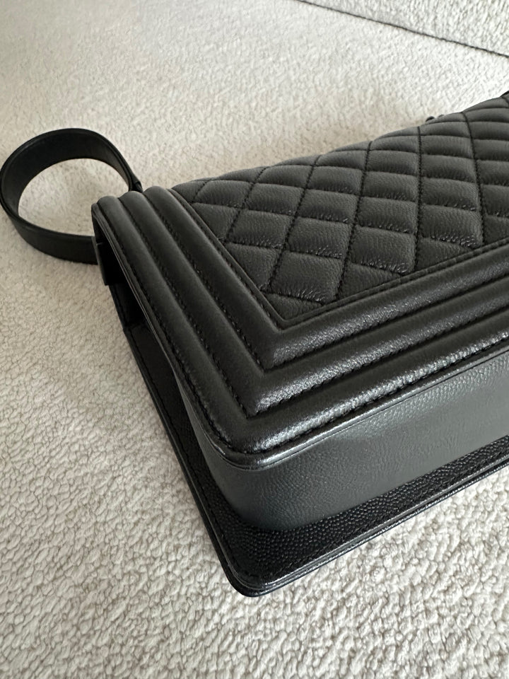 CHANEL 18C Black Caviar SO BLACK Hardware Le Boy Flap Bag size Old Medium 25 cms 2017/2018 series 25