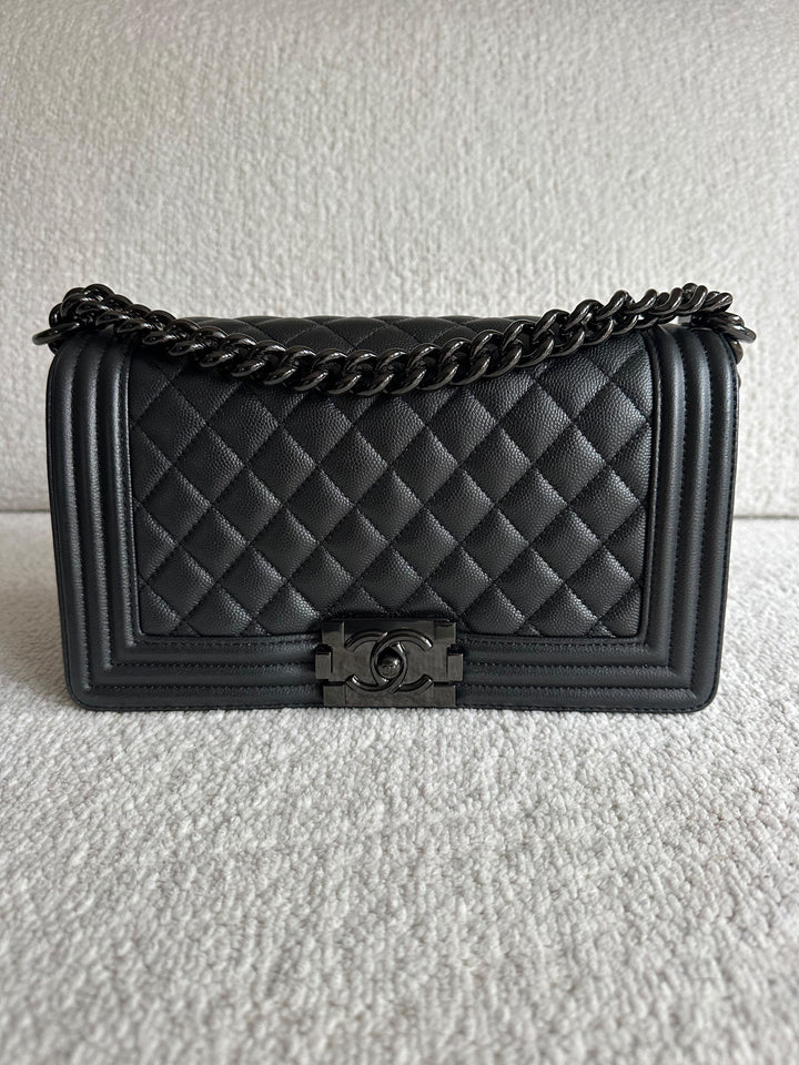 CHANEL 18C Black Caviar SO BLACK Hardware Le Boy Flap Bag size Old Medium 25 cms 2017/2018 series 25