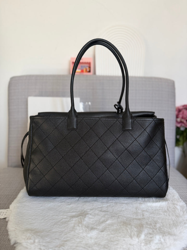 CHANEL Métiers d’art 26A 2026 Black Caviar Medium Shopping Tote Bag GHW NEW Size AP6428