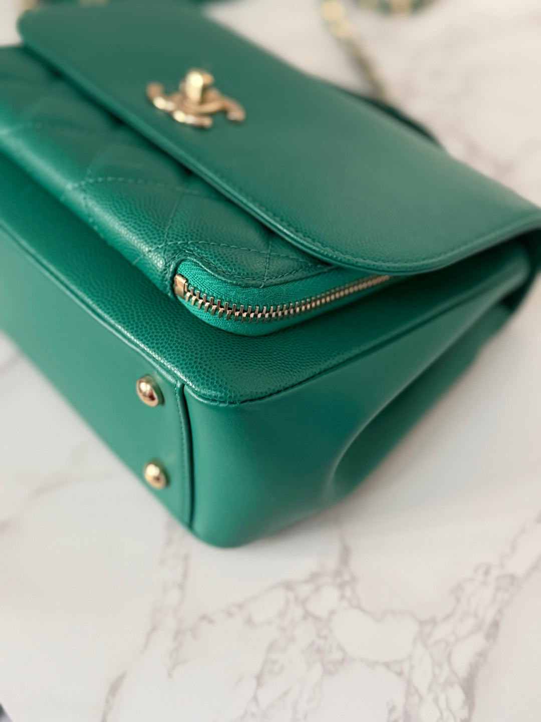 CHANEL series 23 Green Caviar LGHW Medium Business Affinity Flap Bag