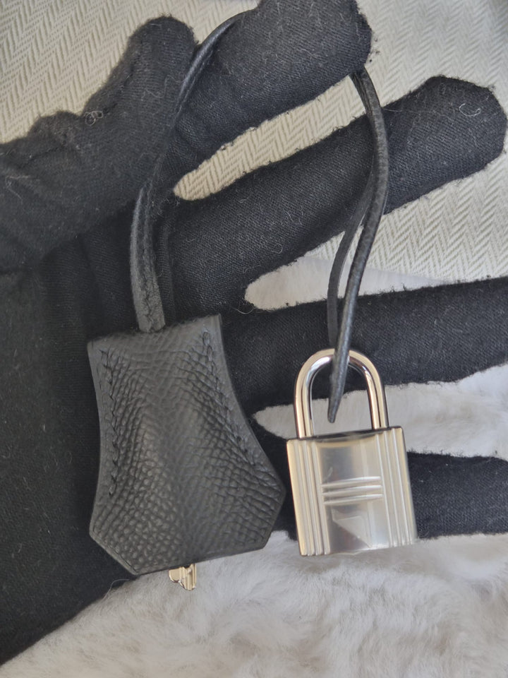 WA/Email to Purchase only- HERMÈS Kelly 25 Sellier Epsom Black 89/Noir 89 PHW Palladium Hardware 2024 W- unused