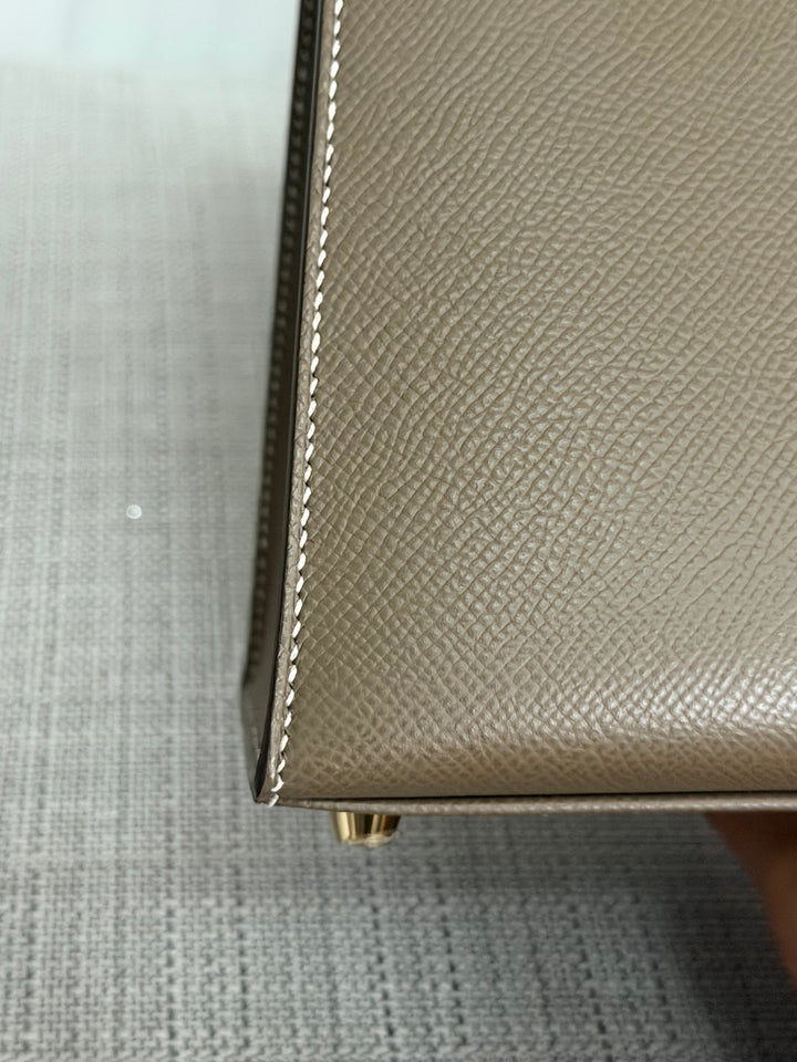 HERMÈS Kelly 25 Etoupe Epsom Leather Sellier GHW Stamp Z 2021 Pristine