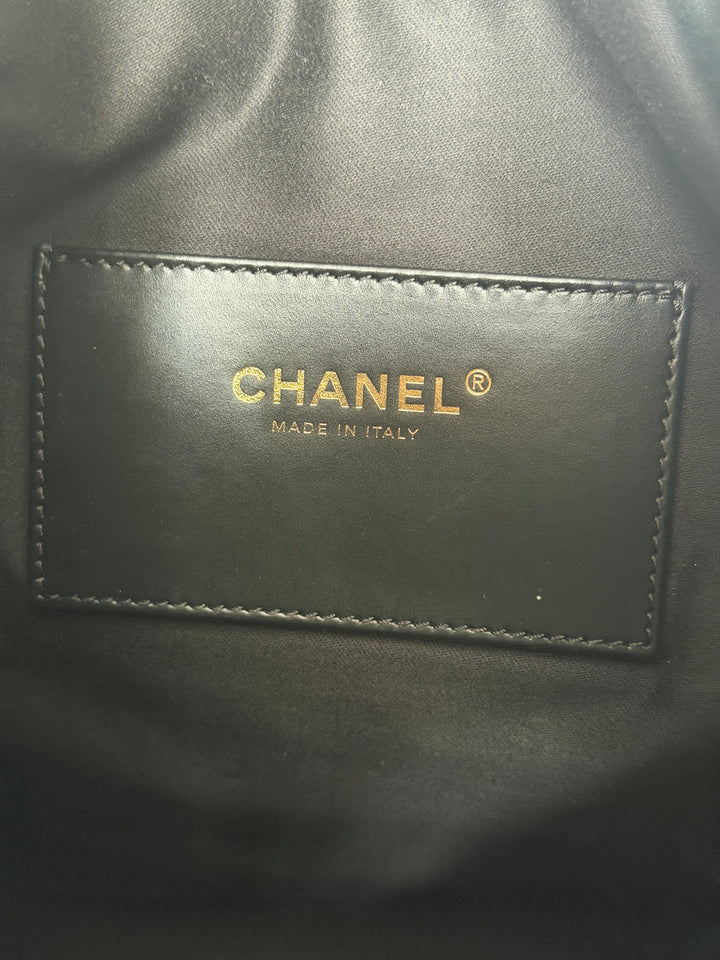 CHANEL Black Caviar aged GHW 25 Hobo Bag size Medium with detachable pouch 2025