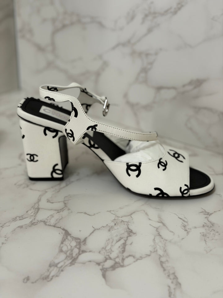 CHANEL 22S collection White and Black CC Runway Shoes size EU 38.5