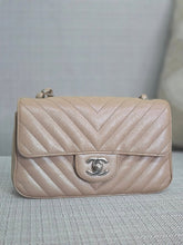 Load image into Gallery viewer, Chanel series 24 17B 2017 Fall/Winter Collection Iridescent Rose Gold Caviar Silver hardware Chevron Mini Rectangular Flap Bag
