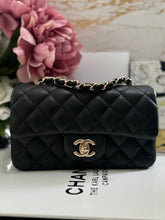 Load image into Gallery viewer, Chanel series 24 17B 2017 Fall/Winter Collection Black caviar LGHW Mini Rectangular Flap Bag with Burgundy Leather lining
