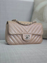 Load image into Gallery viewer, Chanel series 24 17B 2017 Fall/Winter Collection Iridescent Rose Gold Caviar Silver hardware Chevron Mini Rectangular Flap Bag
