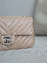 Load image into Gallery viewer, Chanel series 24 17B 2017 Fall/Winter Collection Iridescent Rose Gold Caviar Silver hardware Chevron Mini Rectangular Flap Bag
