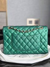 Load image into Gallery viewer, Chanel series 25 2018 18S collection Pearly Emerald Green Caviar LGHW Medium ML timeless Classic double flap bag
