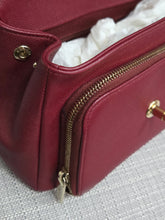 Load image into Gallery viewer, Chanel series 28 2019 19B Collection Burgundy Caviar Business Affinity Flap Bag with Champagne GHW size Medium (8.5 inches/23 cms)
