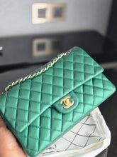 Load image into Gallery viewer, Chanel series 25 2018 18S collection Pearly Emerald Green Caviar LGHW Medium ML timeless Classic double flap bag
