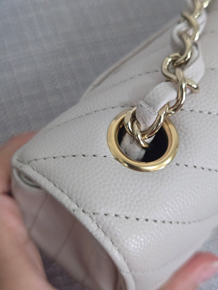 Chanel series 26 18B 2018 Fall/Winter Collection Ivory caviar Chevron Mini Rectangular Flap Bag with Champagne GHW