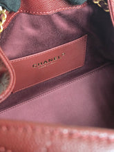 Load image into Gallery viewer, CHANEL 25 Size SMALL 25A 2025 Metiers d&#39;art Collection BURGUNDY caviar aged GHW Hobo Bag
