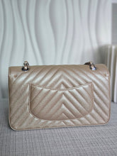 Load image into Gallery viewer, CHANEL 17B 2017 Rose Gold Caviar Chevron Medium Classic Double Flap Bag SHW
