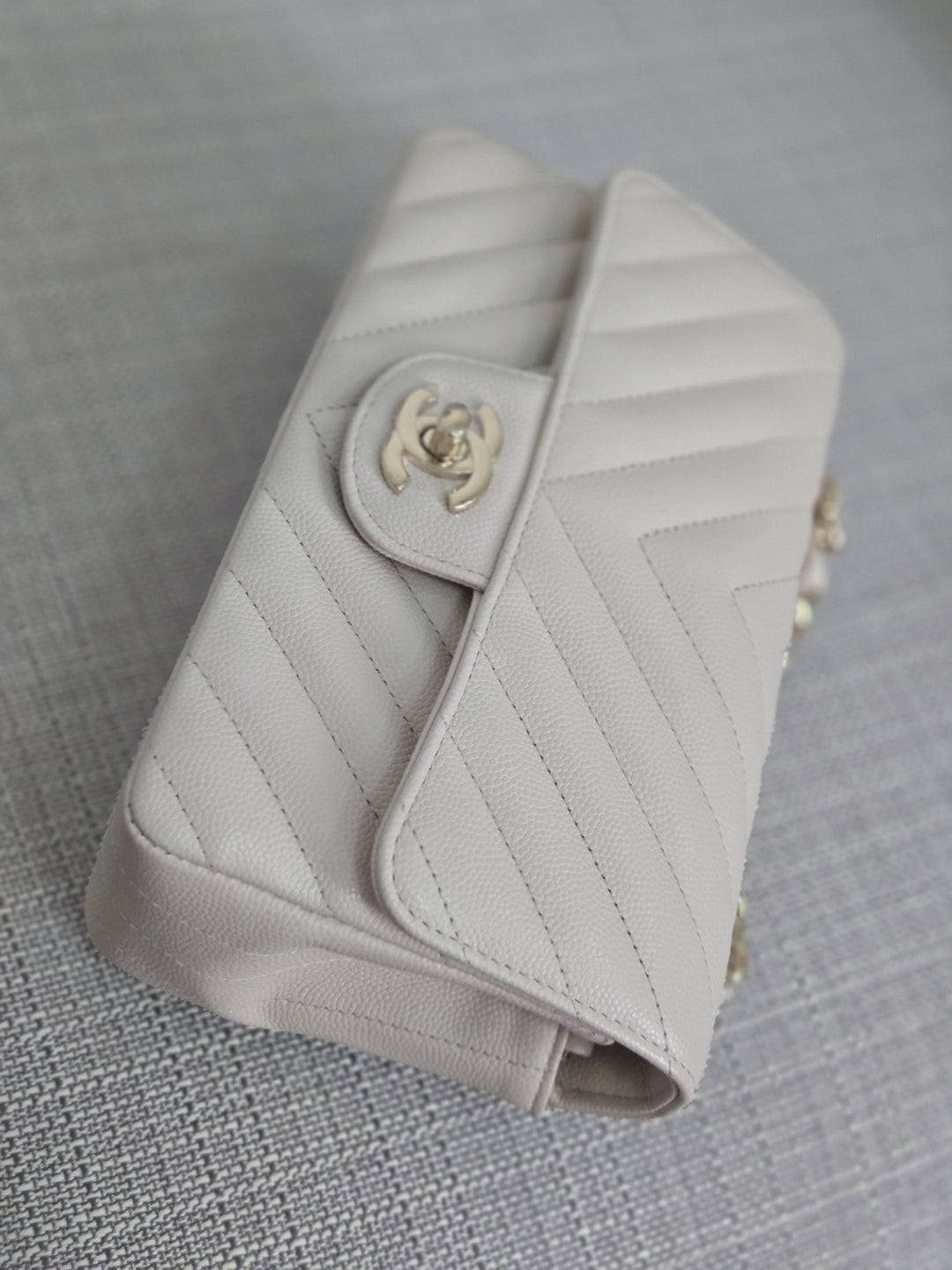 Chanel series 26 18B 2018 Fall/Winter Collection Ivory caviar Chevron Mini Rectangular Flap Bag with Champagne GHW