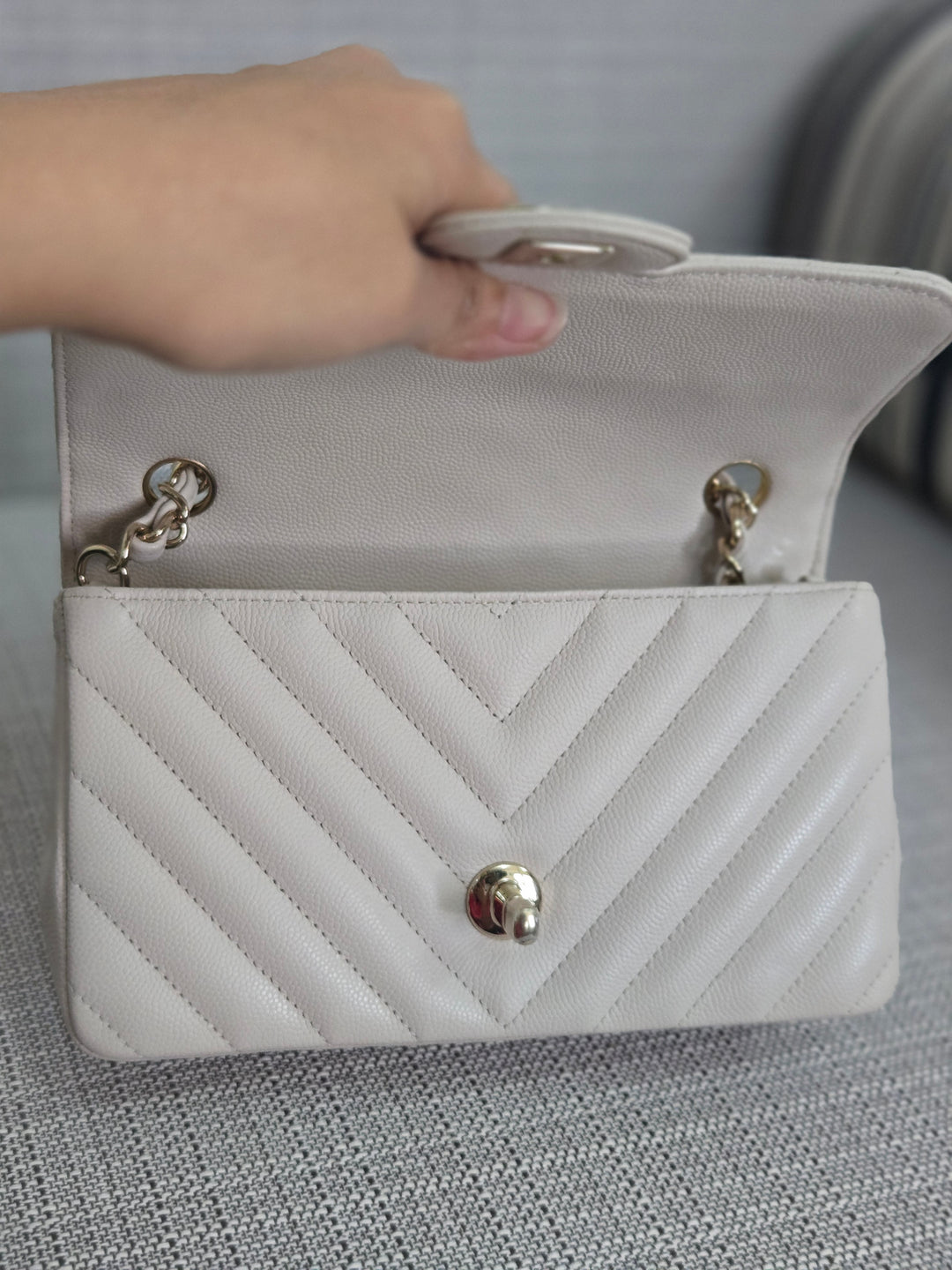 Chanel series 26 18B 2018 Fall/Winter Collection Ivory caviar Chevron Mini Rectangular Flap Bag with Champagne GHW