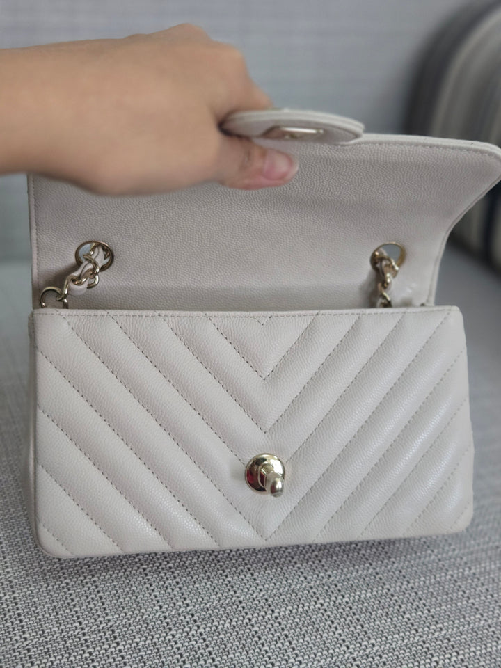 Chanel series 26 18B 2018 Fall/Winter Collection Ivory caviar Chevron Mini Rectangular Flap Bag with Champagne GHW