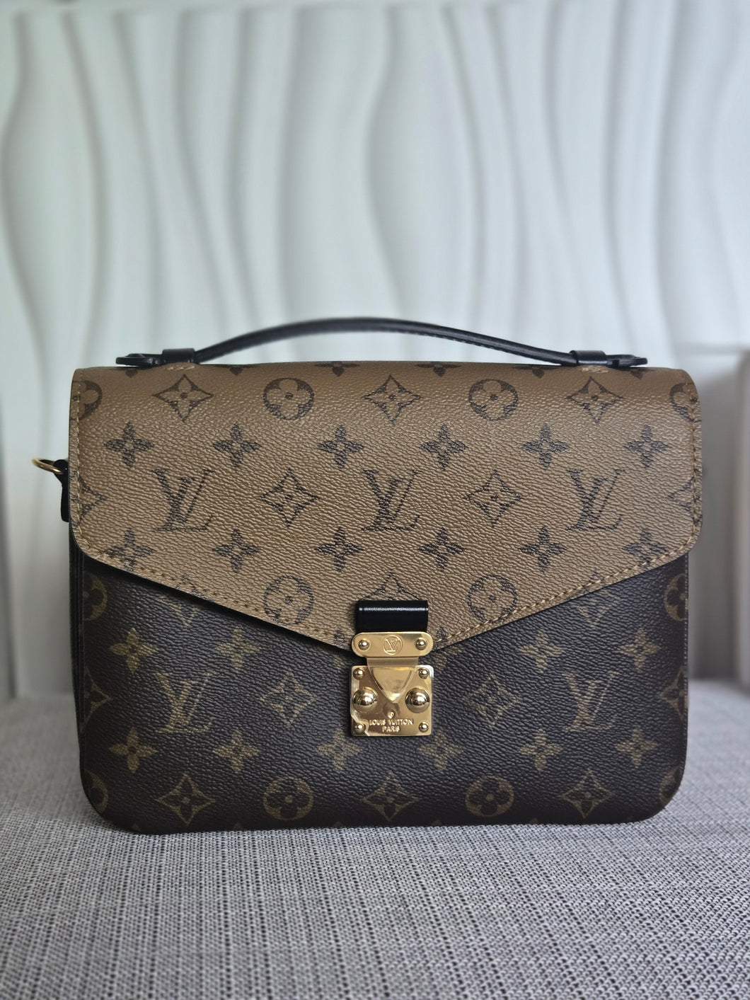 LOUIS VUITTON LV Pochette Metis Reverse Monogram 2023
