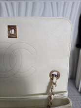 Load image into Gallery viewer, CHANEL 2022 22B Collection White Lambskin Rose Gold Hardware Trendy CC Flap Bag Size Small
