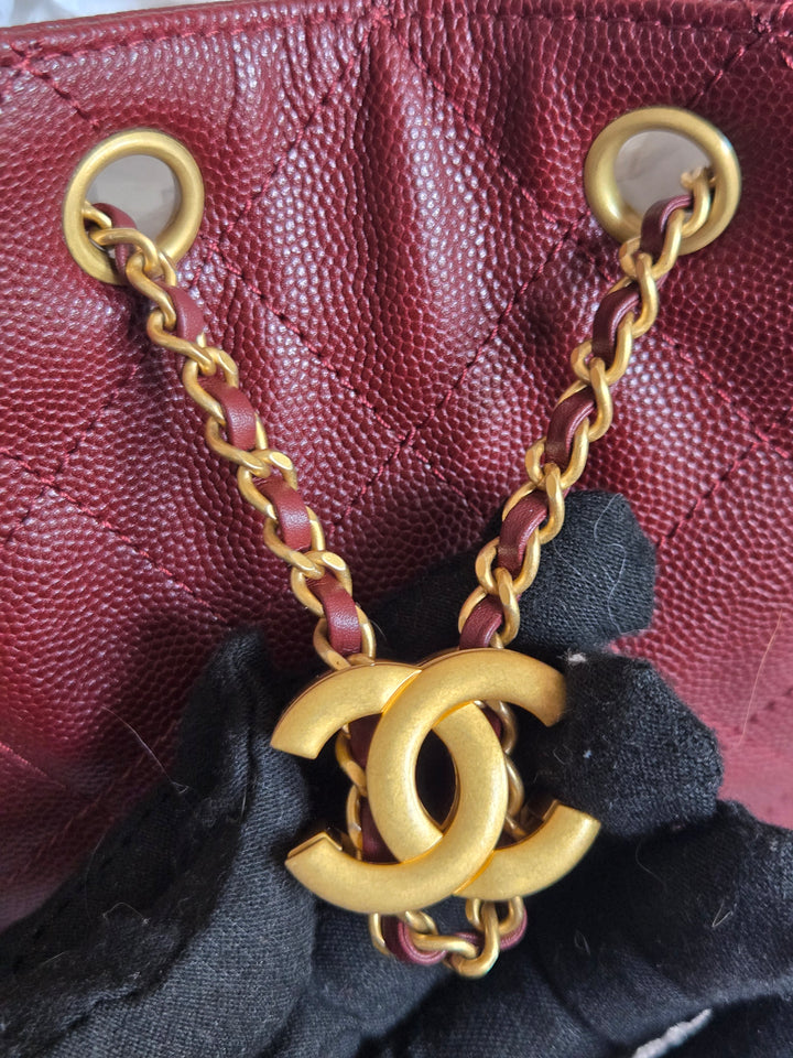 CHANEL 25 size SMALL from 25A 2025 Metiers d'art Collection BURGUNDY caviar aged GHW Hobo Bag