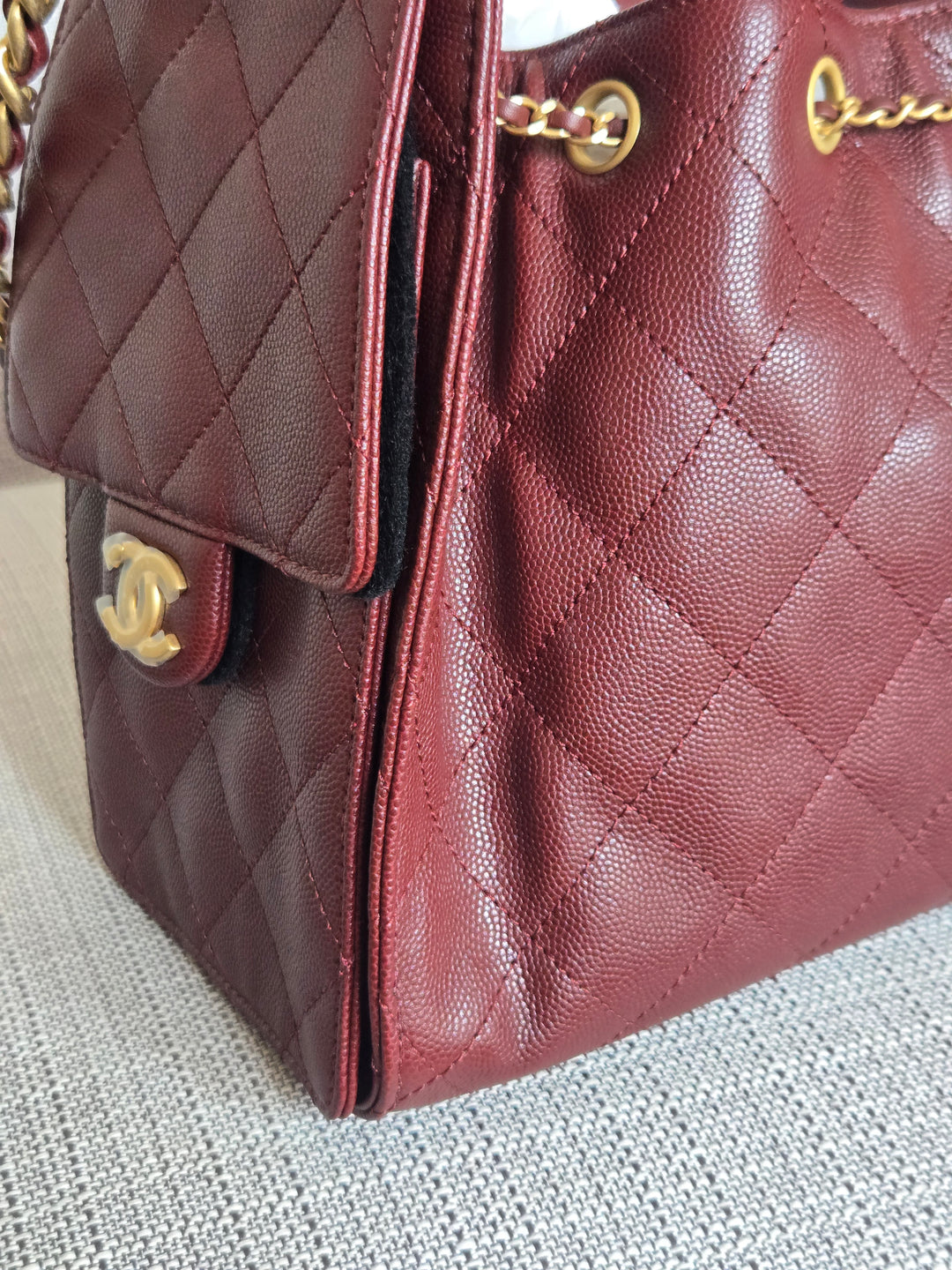 CHANEL 25 size SMALL from 25A 2025 Metiers d'art Collection BURGUNDY caviar aged GHW Hobo Bag
