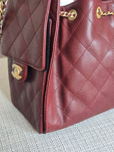 Load image into Gallery viewer, CHANEL 25 Size SMALL 25A 2025 Metiers d&#39;art Collection BURGUNDY caviar aged GHW Hobo Bag
