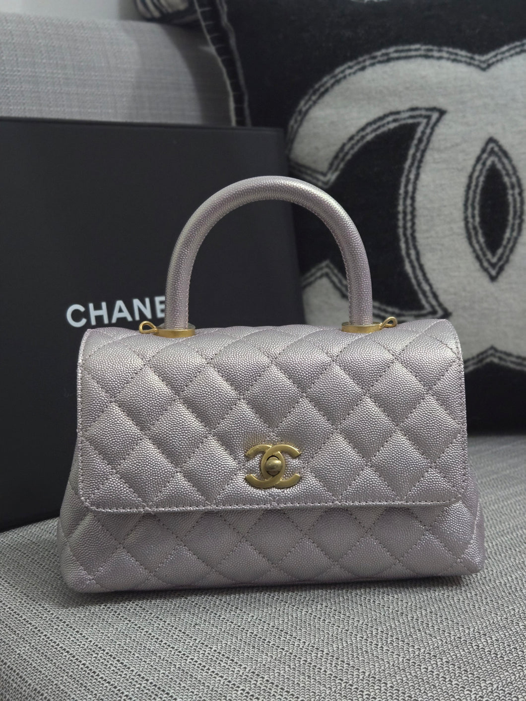 Chanel 22P 2022 Pre Spring/Summer Collection Iridescent Pink Caviar GHW Coco Handle Flap Bag size Small with Detachable Shoulder strap