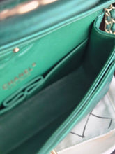 Load image into Gallery viewer, Chanel series 25 2018 18S collection Pearly Emerald Green Caviar LGHW Medium ML timeless Classic double flap bag
