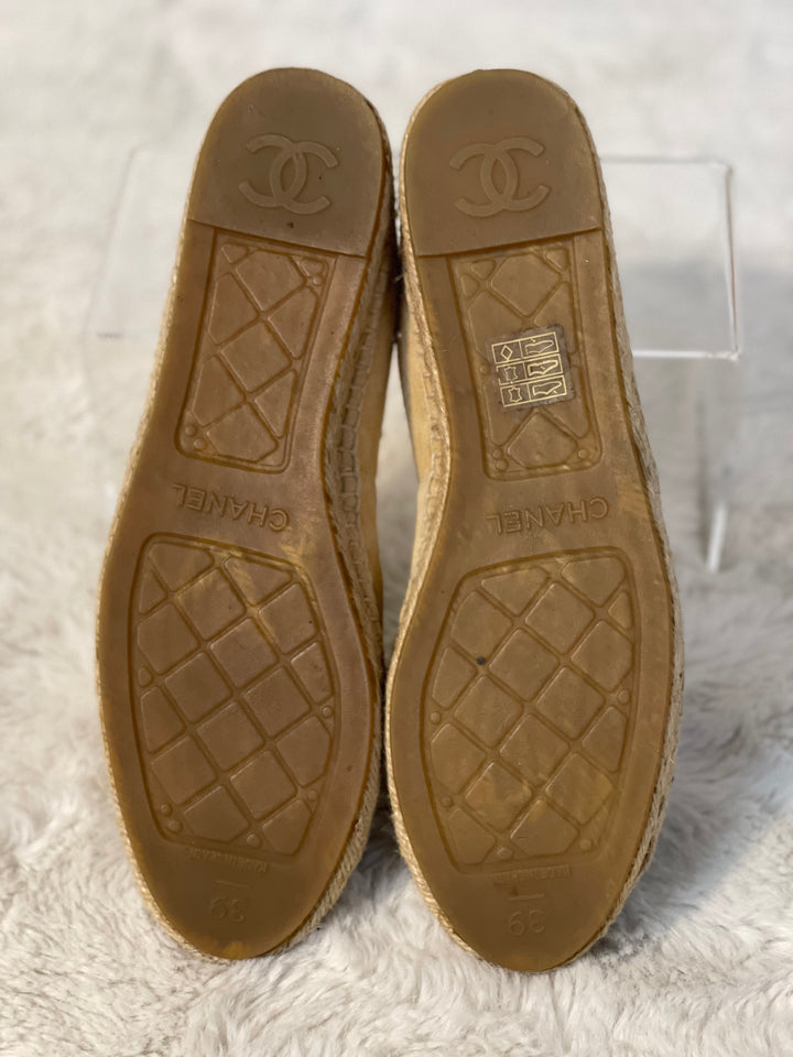 Chanel 19S Pearl CC Beige and Black Suede Espadrilles size EU 39