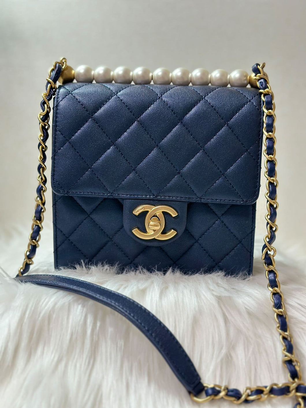 Chanel series 29 Iridescent Navy Lambskin GHW Chic Pearl Flap Bag –  Globalluxcloset