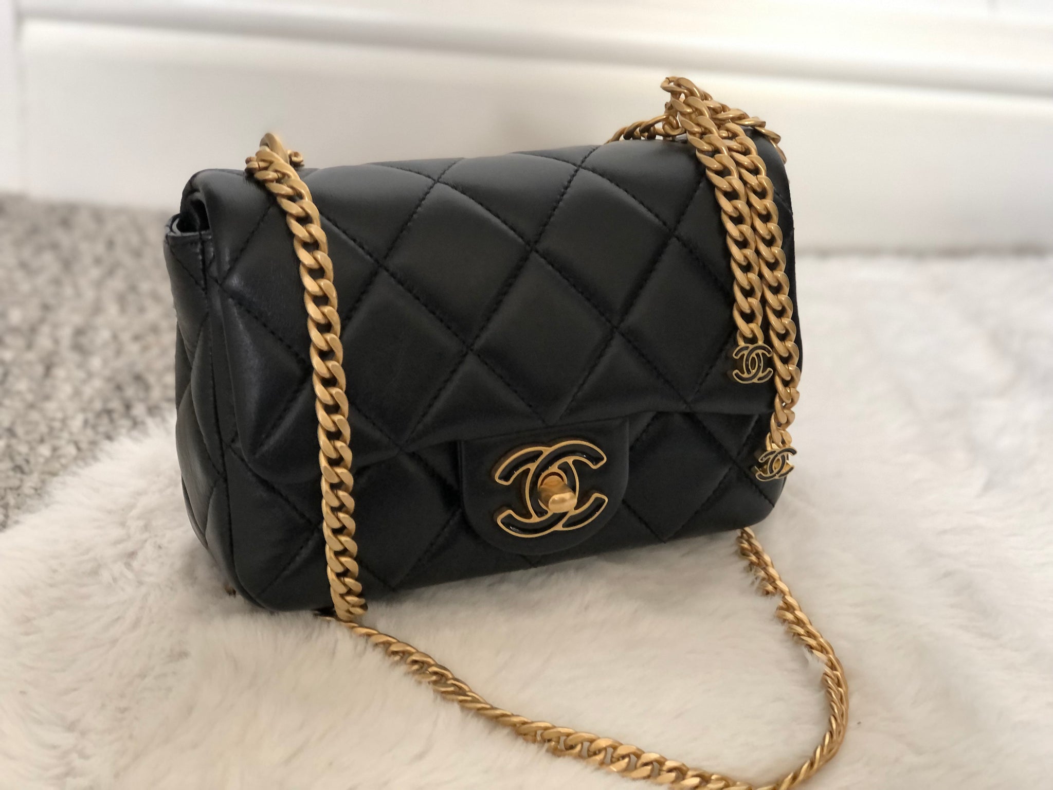 Chanel 22P Black Lambskin GHW Square mini flap bag – Globalluxcloset