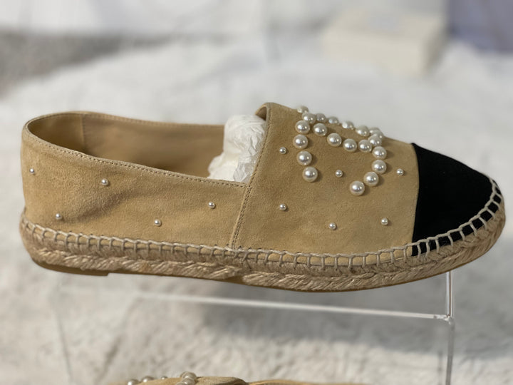 Chanel 19S Pearl CC Beige and Black Suede Espadrilles size EU 39