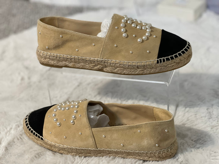 Chanel 19S Pearl CC Beige and Black Suede Espadrilles size EU 39
