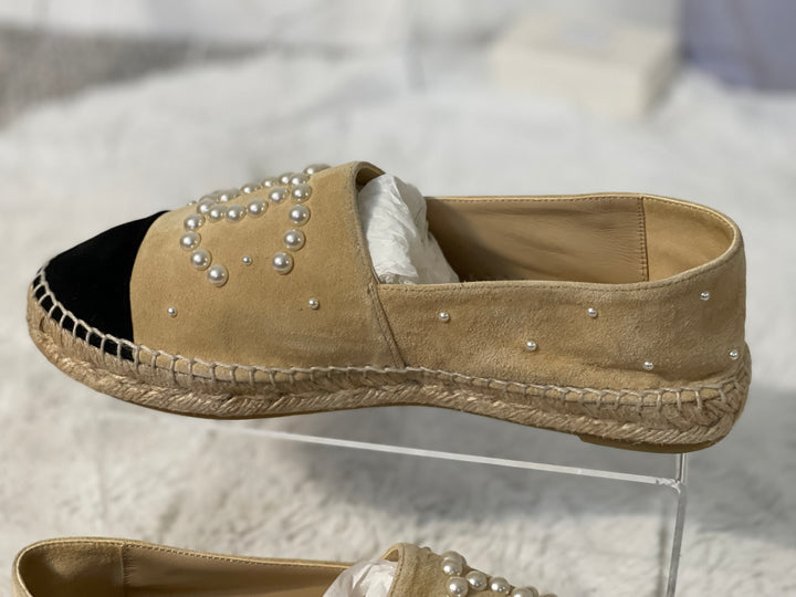 Chanel 19S Pearl CC Beige and Black Suede Espadrilles size EU 39