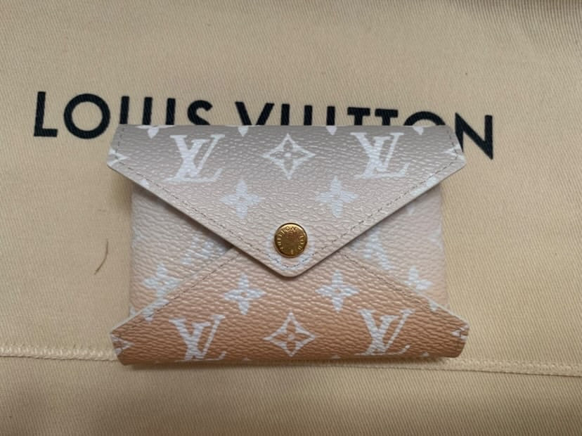 Louis Vuitton Beige Monogram Canvas Kirigami Medium Envelope Pochette -  Yoogi's Closet