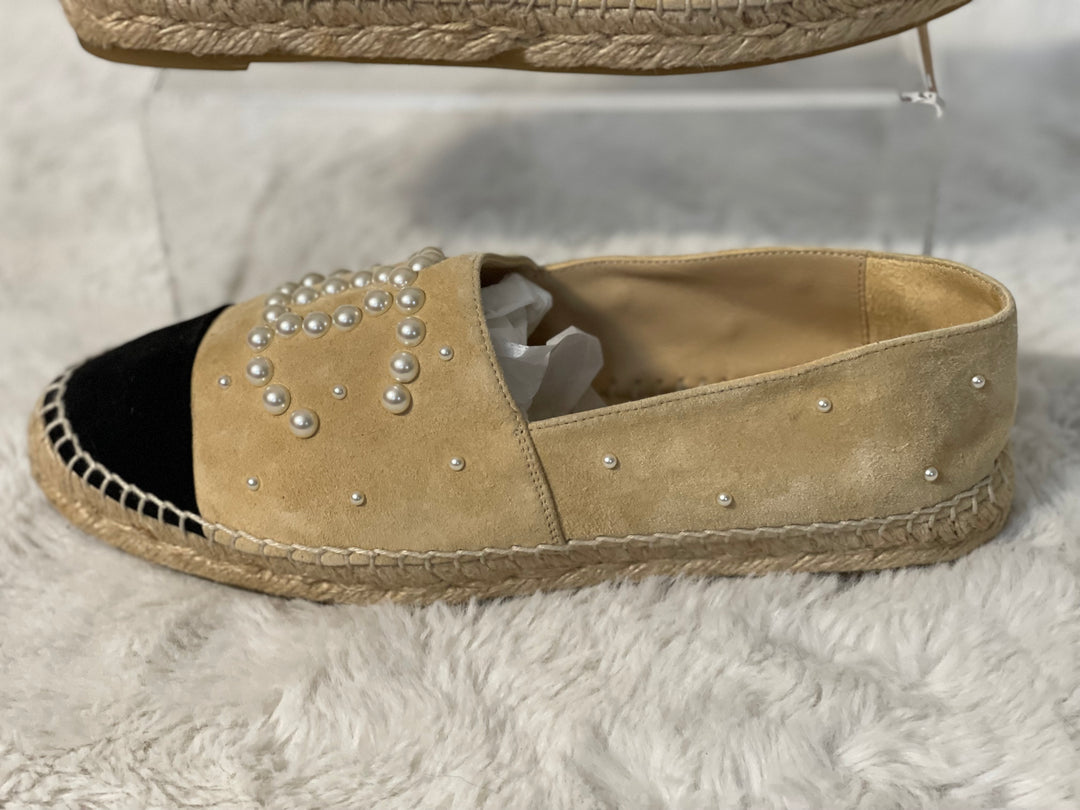 Chanel 19S Pearl CC Beige and Black Suede Espadrilles size EU 39