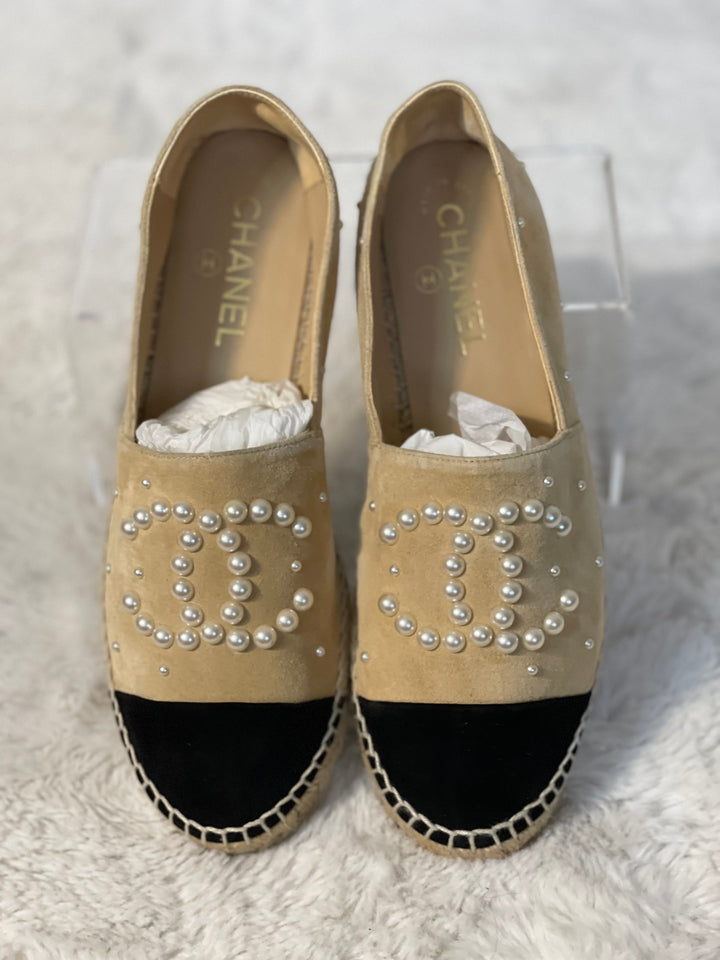 Chanel 19S Pearl CC Beige and Black Suede Espadrilles size EU 39