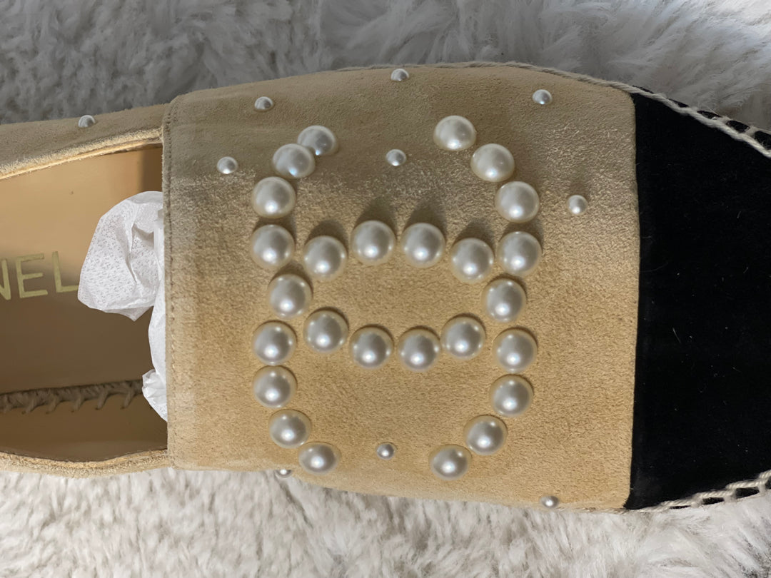 Chanel 19S Pearl CC Beige and Black Suede Espadrilles size EU 39