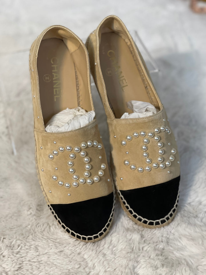 Chanel 19S Pearl CC Beige and Black Suede Espadrilles size EU 39
